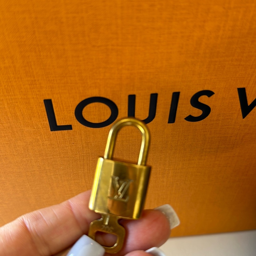 LV Lock 301 around 1990’s authentic